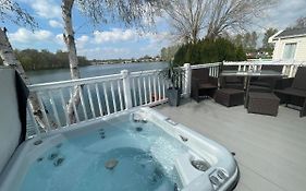 Lakeside Retreat 4 With Hot Tub, Private Fishing Peg Situated At Tattershall Lakes Country Park