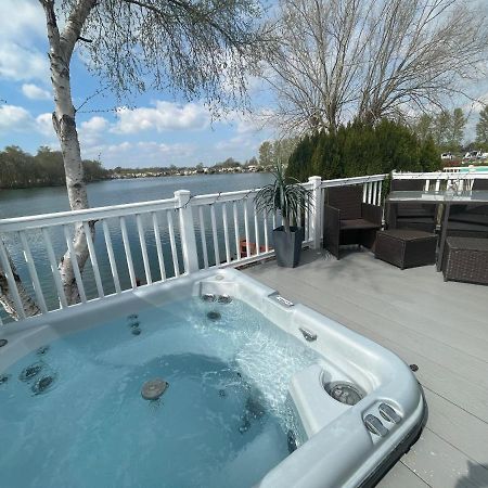 Lakeside Retreat 4 With Hot Tub, Private Fishing Peg Situated At Tattershall Lakes Country Park Villa Exterior photo