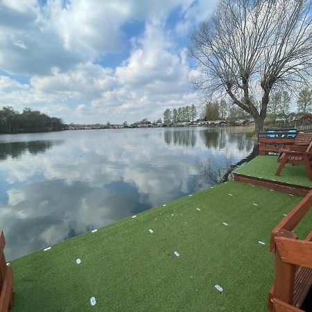 Lakeside Retreat 4 With Hot Tub, Private Fishing Peg Situated At Tattershall Lakes Country Park Exterior photo