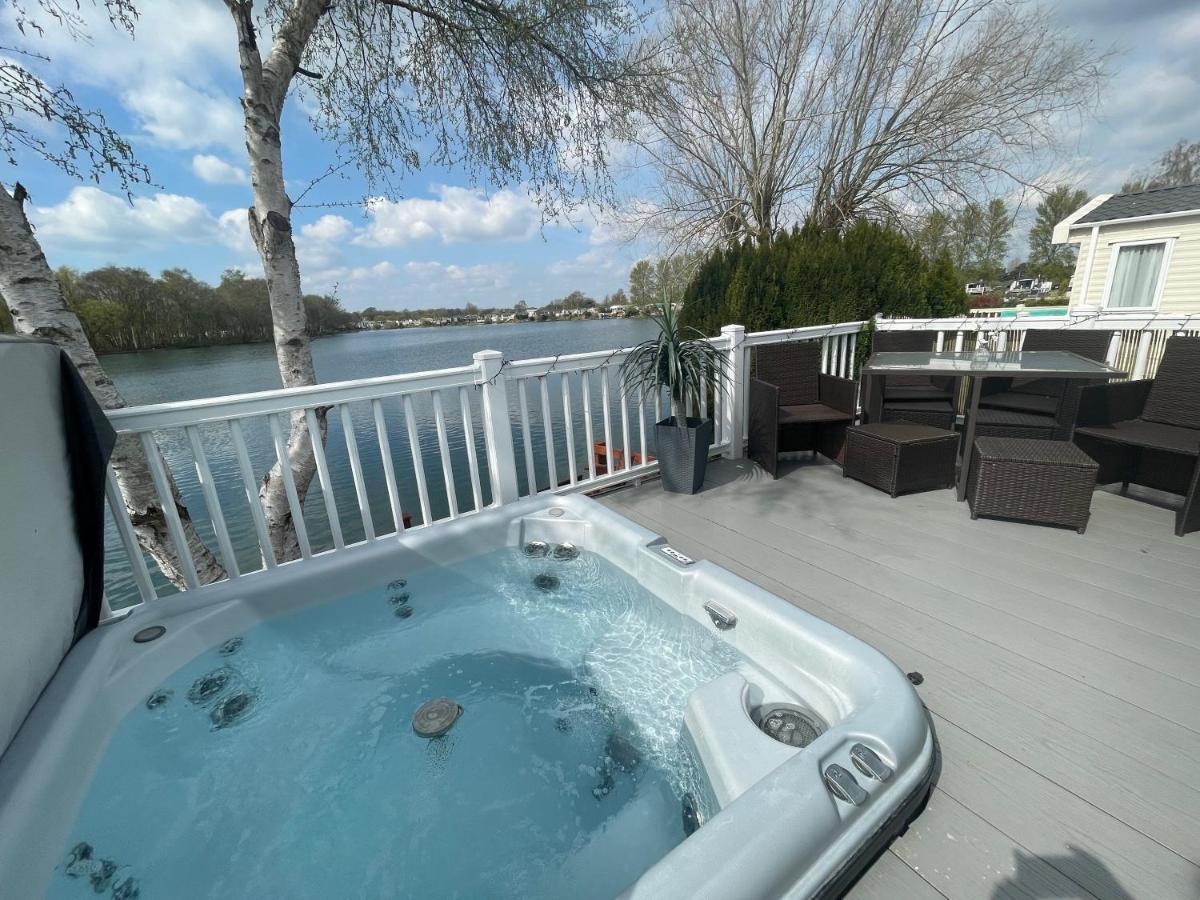 Lakeside Retreat 4 With Hot Tub, Private Fishing Peg Situated At Tattershall Lakes Country Park Villa Exterior photo