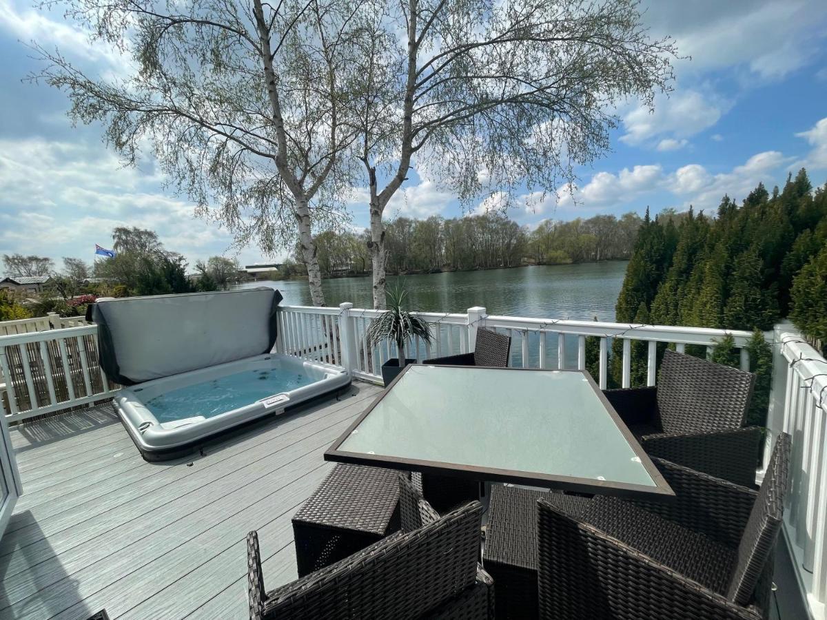 Lakeside Retreat 4 With Hot Tub, Private Fishing Peg Situated At Tattershall Lakes Country Park Exterior photo