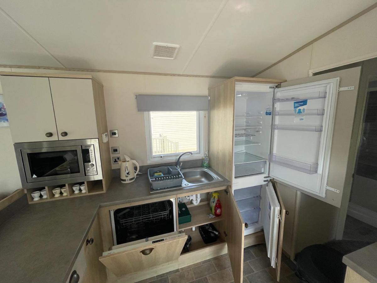 Lakeside Retreat 4 With Hot Tub, Private Fishing Peg Situated At Tattershall Lakes Country Park Exterior photo