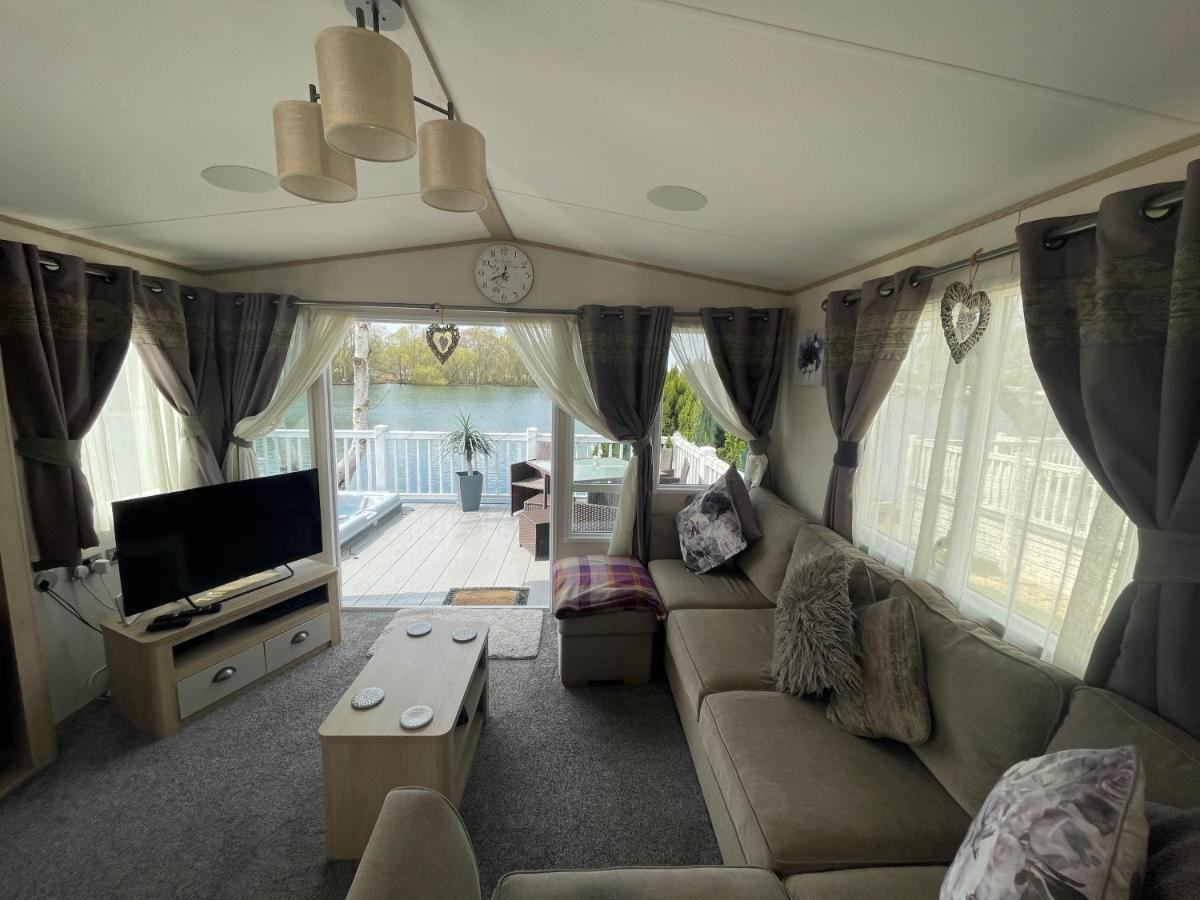 Lakeside Retreat 4 With Hot Tub, Private Fishing Peg Situated At Tattershall Lakes Country Park Exterior photo