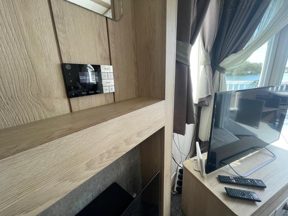 Lakeside Retreat 4 With Hot Tub, Private Fishing Peg Situated At Tattershall Lakes Country Park Exterior photo
