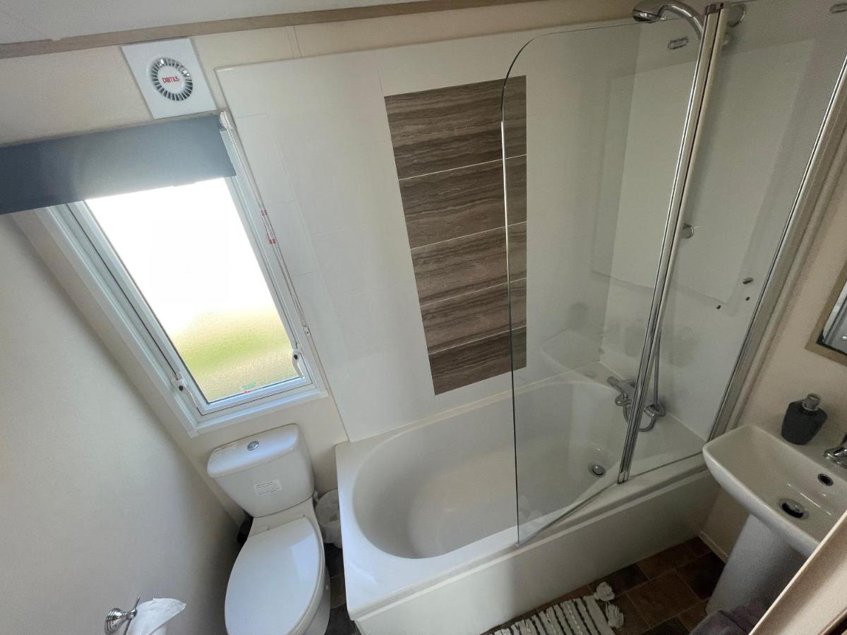Lakeside Retreat 4 With Hot Tub, Private Fishing Peg Situated At Tattershall Lakes Country Park Exterior photo