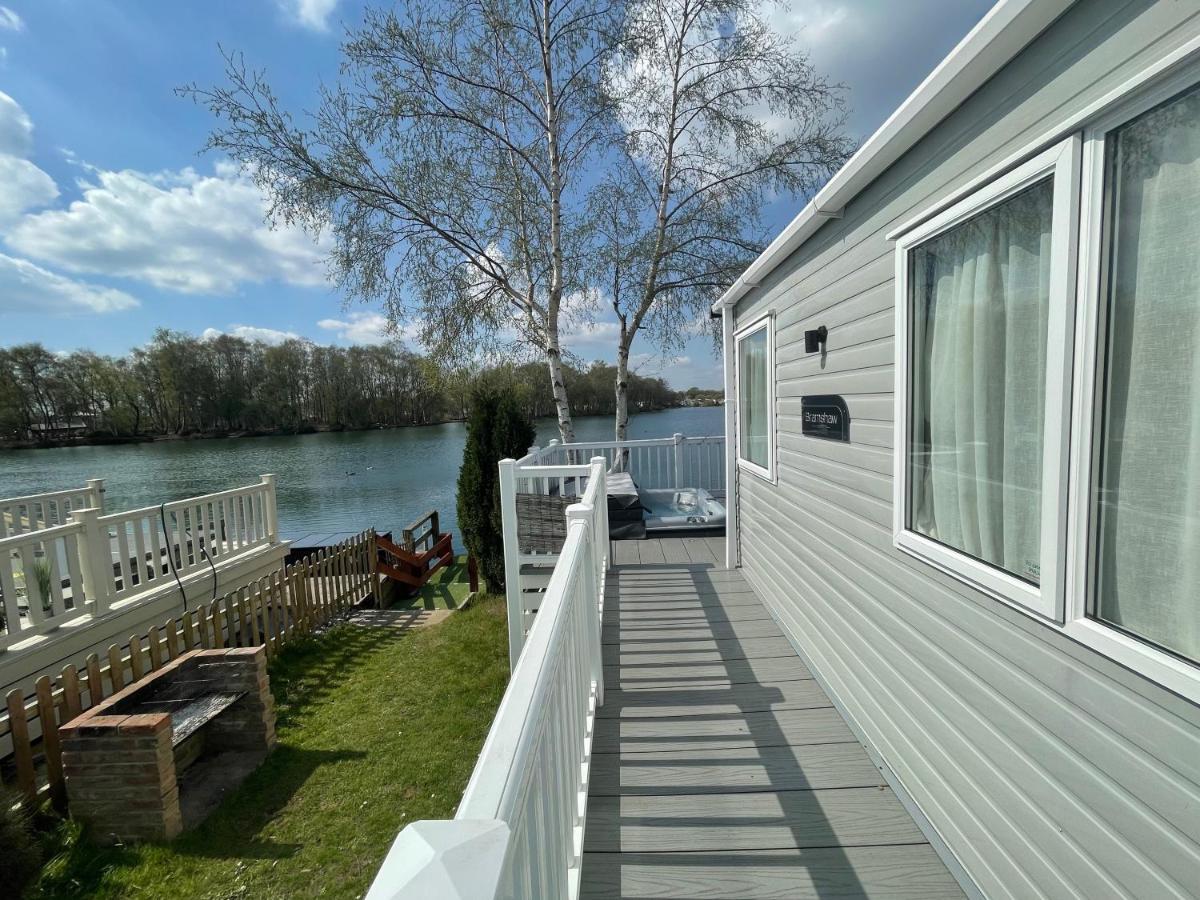 Lakeside Retreat 4 With Hot Tub, Private Fishing Peg Situated At Tattershall Lakes Country Park Villa Exterior photo