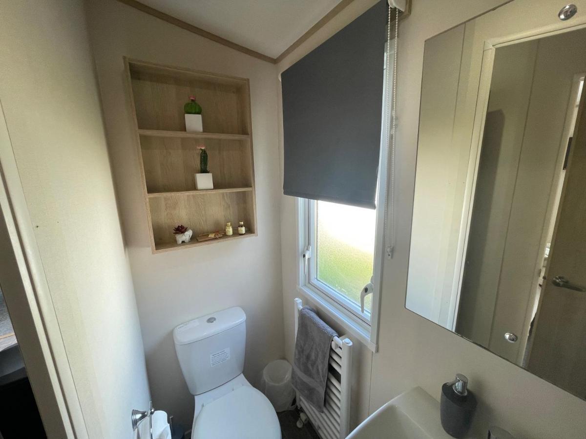 Lakeside Retreat 4 With Hot Tub, Private Fishing Peg Situated At Tattershall Lakes Country Park Exterior photo