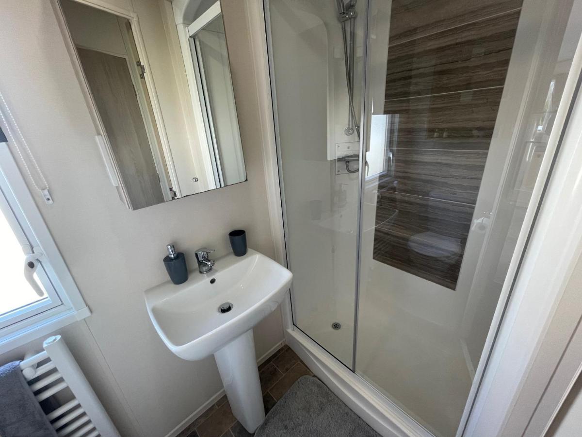 Lakeside Retreat 4 With Hot Tub, Private Fishing Peg Situated At Tattershall Lakes Country Park Exterior photo