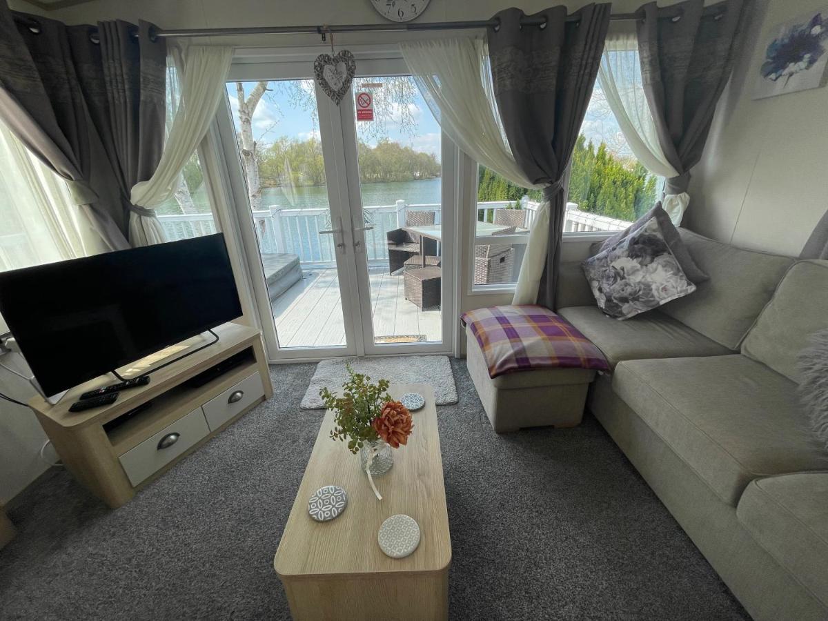Lakeside Retreat 4 With Hot Tub, Private Fishing Peg Situated At Tattershall Lakes Country Park Exterior photo