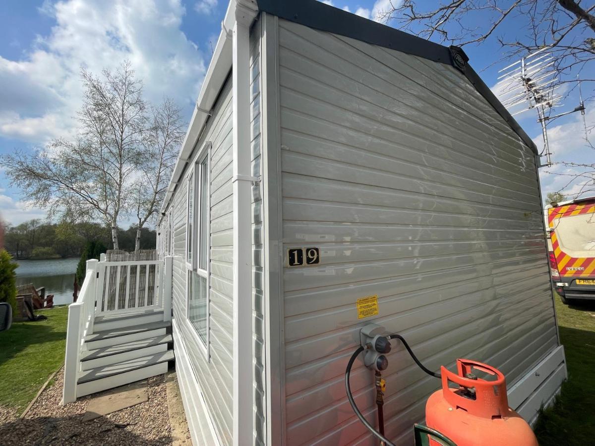 Lakeside Retreat 4 With Hot Tub, Private Fishing Peg Situated At Tattershall Lakes Country Park Exterior photo