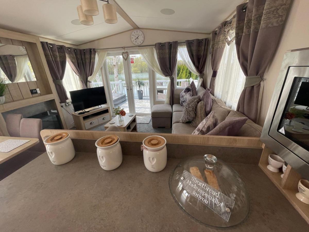 Lakeside Retreat 4 With Hot Tub, Private Fishing Peg Situated At Tattershall Lakes Country Park Exterior photo